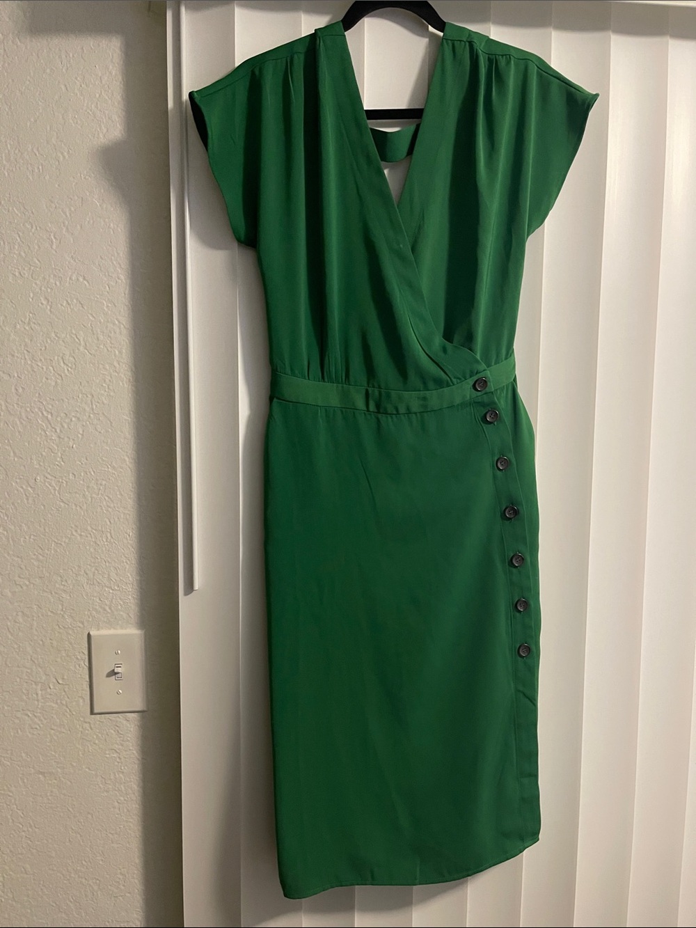 MELLODAY Emerald Green Wrap-Front Midi Dress with Side Buttons and pockets
